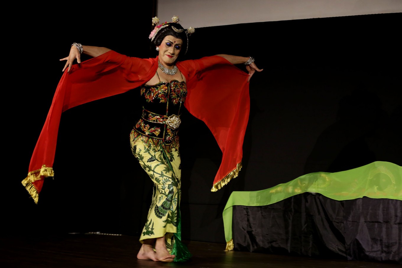 Aksi Tarian Tradisional 'Dua Wajah'